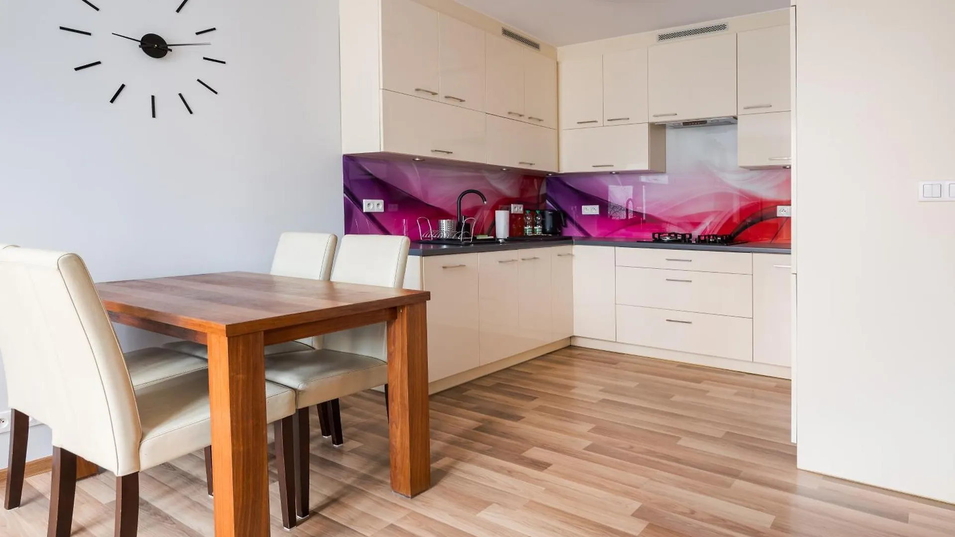 Metro Wierzbno Homely Apartment Varšava